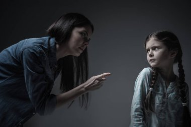 Zavallı kız annesine bakıyor