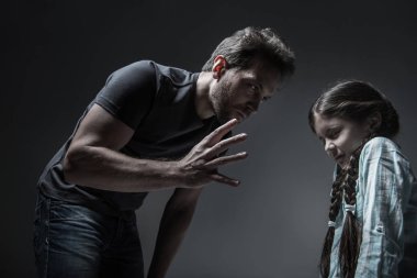 Zalim baba kızını vurmayı yapma