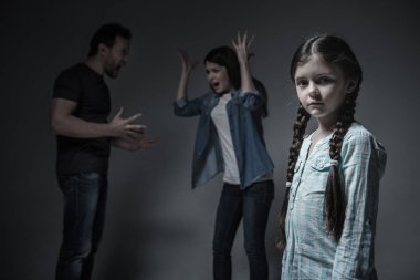 Düşünceli kız yarı pozisyonda ayakta