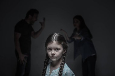 Çok yalnız kız ayakta tutulur portresi