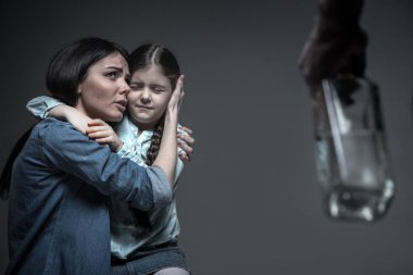 Korkuyorum anne küçük kızı kucaklayan