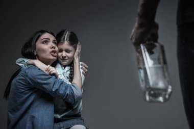 Korkmuş kadın küçük kızı kucaklayan