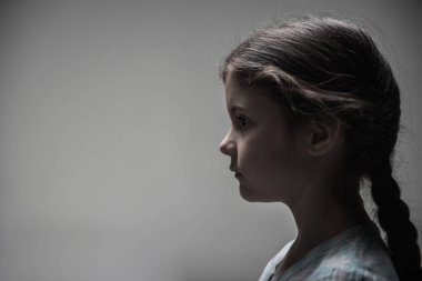 Profil fotoğrafı genç kadın kişinin derin düşünceler içinde olmak