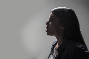 Genç kadın alnına kırışıklıklar