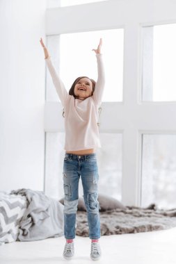 Neşeli mutlu kız kendini zevk