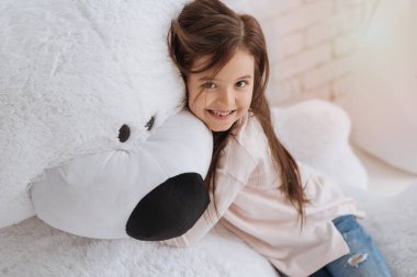 Oldukça memnun kız onun oyuncak sarılma