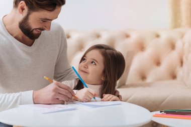 Çok mutlu sevimli kız babasına bakıyor