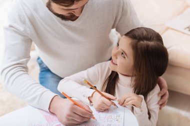 Babasıyla birlikte oturan mutlu mutlu kız