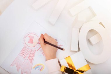 Bir kalem çizim için kullanılan yakın çekim