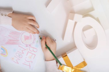 Yeşil kalem tutan hoş yetenekli çocuk