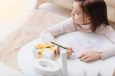 Bir kenara seyir oldukça güzel kız