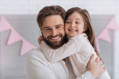 Mutlu tatlı kız babası sarılma