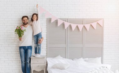 Mutlu pozitif adam elinde bir çiçek buketi