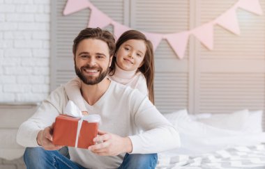 Bir doğum günü hediyesi tutan olumlu memnun adam