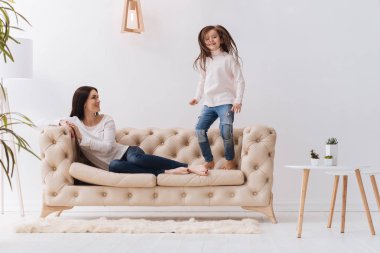 Evde eğlenmek güzel şirin kız