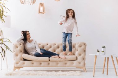 Atlama kızı izlerken keyifli neşeli kadın