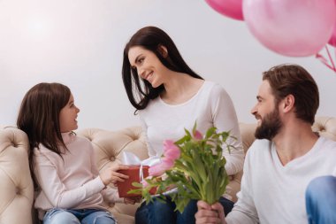 Bir hediye alarak güzel memnun kadın