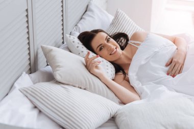 Güzel çekici kadın yatakta yatan