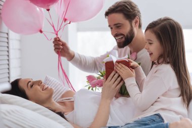 Mutlu yakışıklı adam holding balonlar