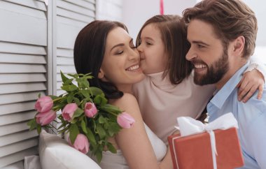 Güzel güzel kız annesi öpüşme