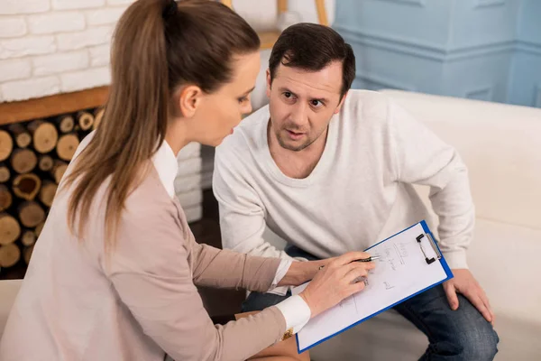 Aardige nadenkende man kijken naar zijn therapeut — Stockfoto