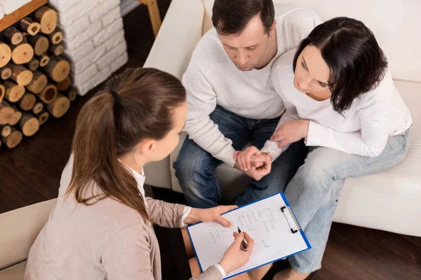 Gut aussehendes Liebespaar hört ihrem Therapeuten zu — Stockfoto