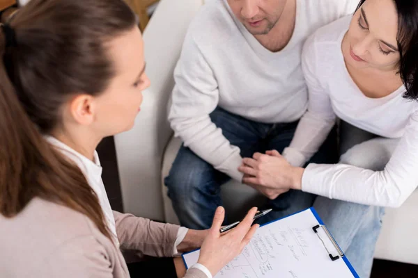 Positieve optimistisch paar een bezoek aan een psycholoog — Stockfoto