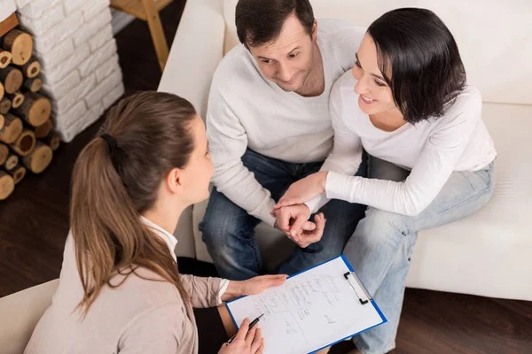 Cheerful young couple looking at their therapist — Stock Photo, Image