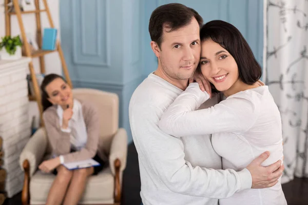 Agradable buen hombre abrazando a su esposa — Foto de Stock