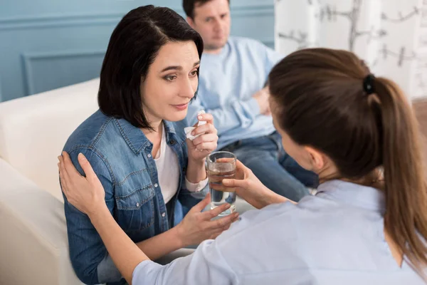 Ongezellig triest vrouw nemen een glas water — Stockfoto