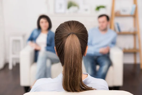 Професійний жіночий психолог сидить навпроти своїх пацієнтів — стокове фото