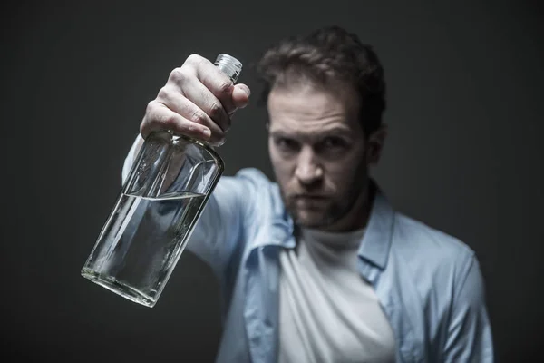 Nahaufnahme einer Glasflasche in männlicher Hand — Stockfoto