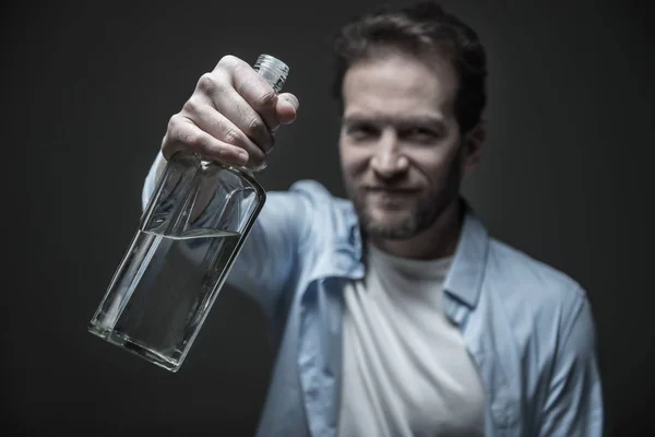 Positiv gestimmter Mann mit Flasche und Alkohol — Stockfoto