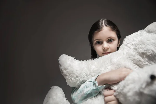 Маленькая испуганная девочка держит широко открытыми глаза — стоковое фото