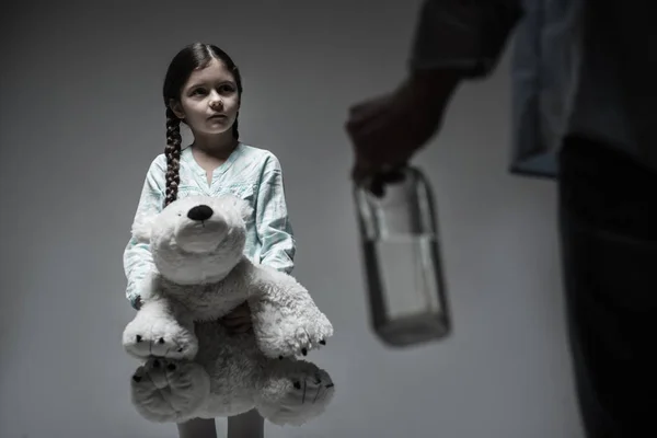 Little girl with braids looking at drunk father — Stock Photo, Image