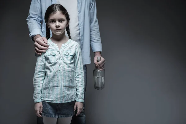 Menina triste de pé na frente de seu pai — Fotografia de Stock