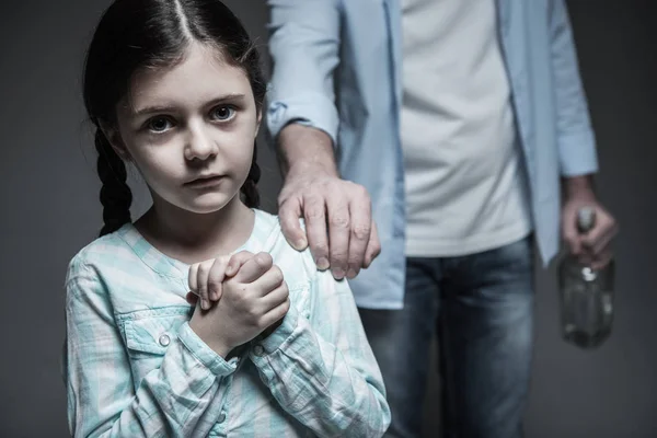 Uomo con bottiglia che tiene la mano sulla spalla di sua figlia — Foto Stock