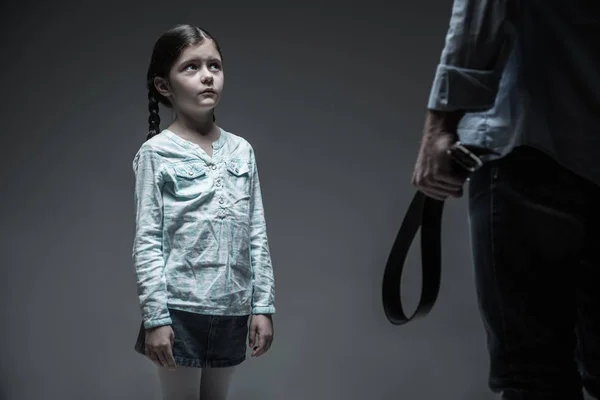 Pequena menina assustada com medo do cinto — Fotografia de Stock