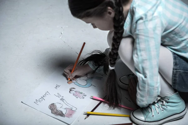 Маленькая женщина рисует свою семью — стоковое фото