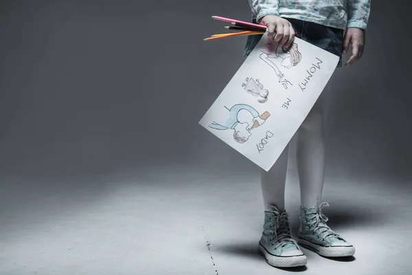 Niña en zapatillas con foto en la mano derecha —  Fotos de Stock