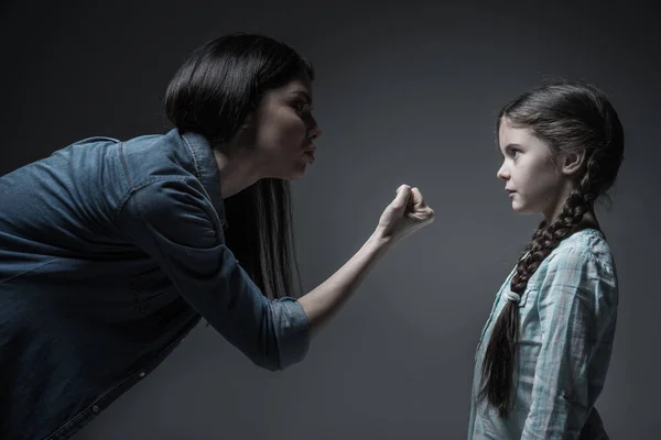 Dependent on alcohol woman threaten her daughter — Stock Photo, Image