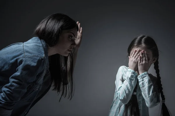 Angry afhankelijk van alcohol vrouw maken te raken van haar dochter — Stockfoto