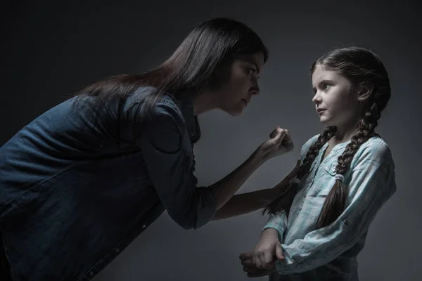 Dipende dalla donna alcolizzata che mostra il pugno — Foto Stock