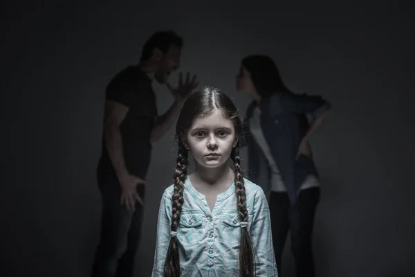 Портрет наляканої дівчини, дивлячись на камеру — стокове фото