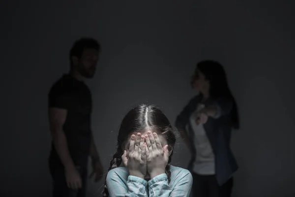 Pobre menina escondendo os olhos — Fotografia de Stock