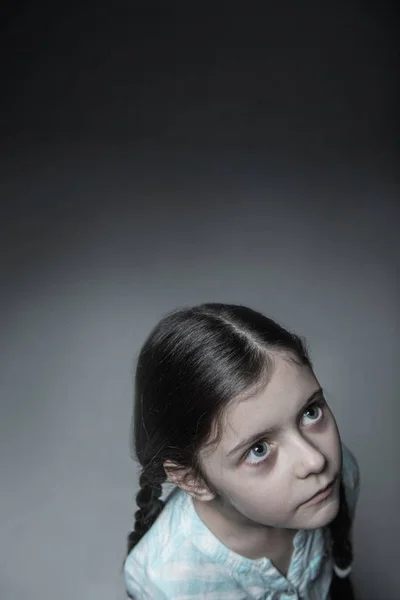 Pequena menina bonita olhando para cima — Fotografia de Stock