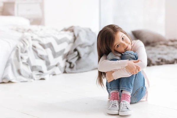 Menina bonito agradável sentado no chão — Fotografia de Stock