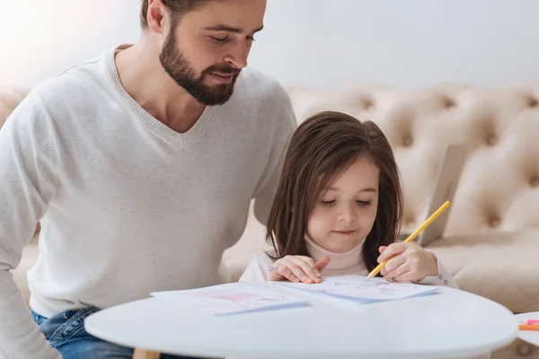 Agradable chica diligente estudiando con su padre —  Fotos de Stock