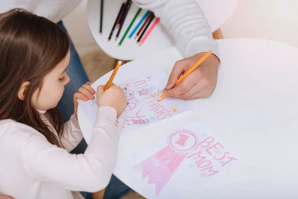 Menina positiva agradável preparando um cartão postal para o Dia das Mães — Fotografia de Stock