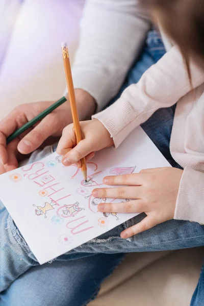 Fechar o cartão postal do Dia das Mães sendo desenhado por uma garota — Fotografia de Stock